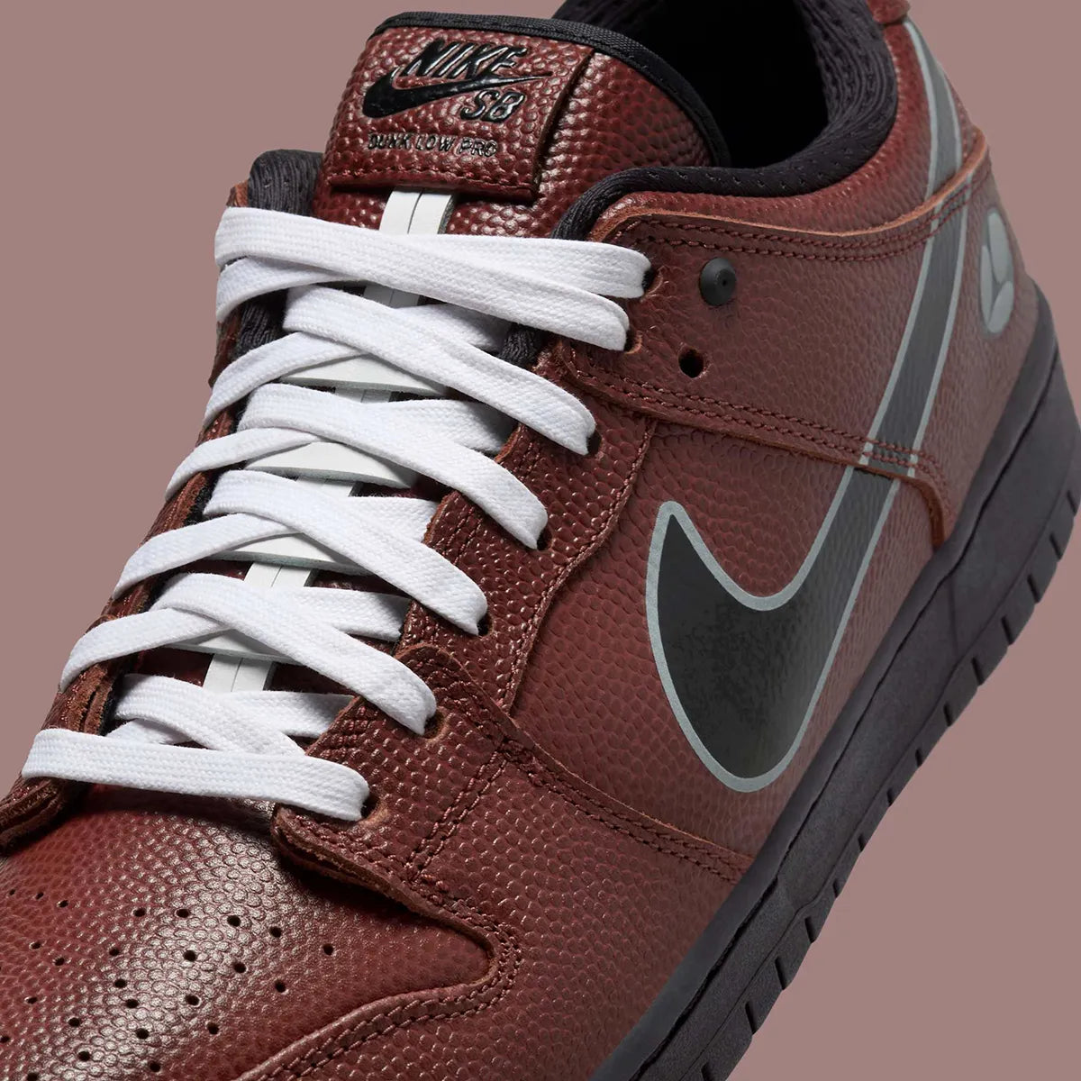 Sneakers Nike SB Dunk Low Limosine Skateboards en cuir lisse et daim premium, avec détails graphiques exclusifs, amorti Zoom Air intégré et semelle haute adhérence skate.