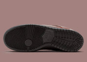 Sneakers Nike SB Dunk Low Limosine Skateboards en cuir lisse et daim premium, avec détails graphiques exclusifs, amorti Zoom Air intégré et semelle haute adhérence skate.