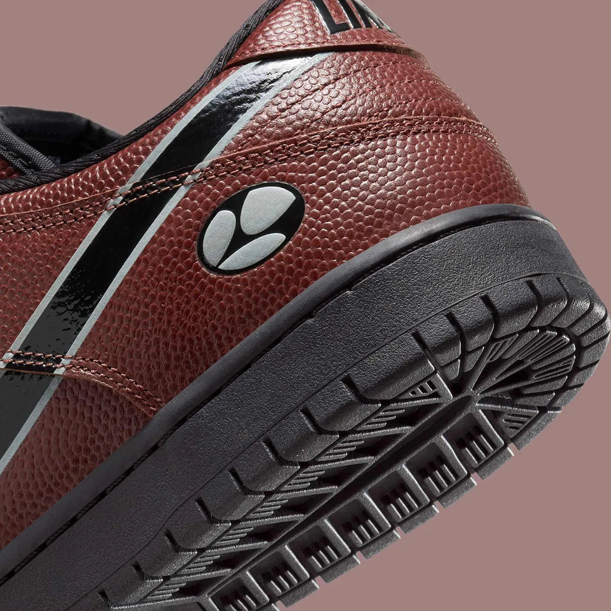 Sneakers Nike SB Dunk Low Limosine Skateboards en cuir lisse et daim premium, avec détails graphiques exclusifs, amorti Zoom Air intégré et semelle haute adhérence skate.