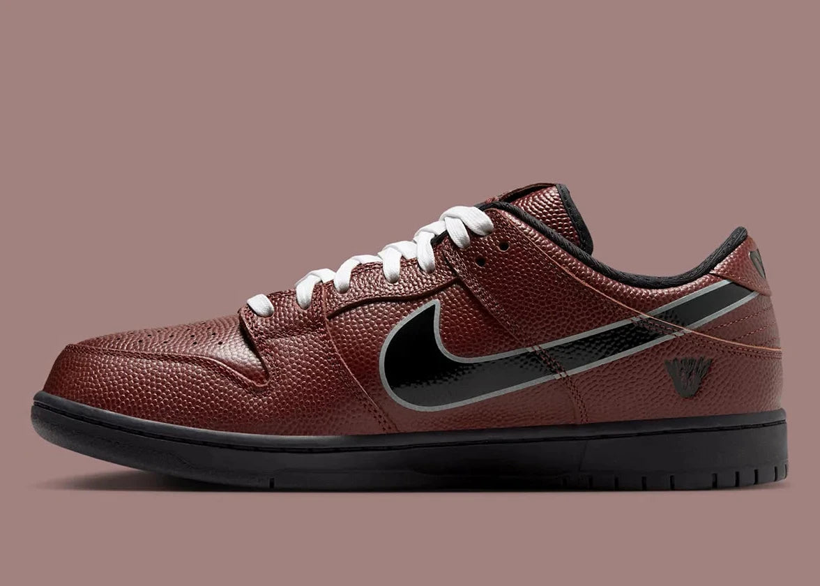 Sneakers Nike SB Dunk Low Limosine Skateboards en cuir lisse et daim premium, avec détails graphiques exclusifs, amorti Zoom Air intégré et semelle haute adhérence skate.