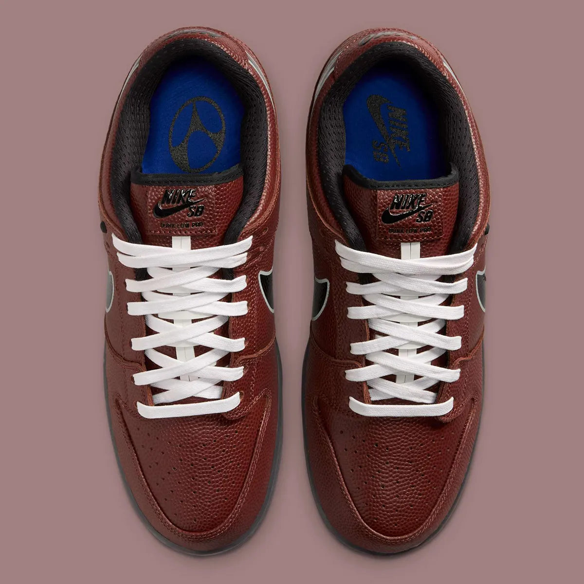 Sneakers Nike SB Dunk Low Limosine Skateboards en cuir lisse et daim premium, avec détails graphiques exclusifs, amorti Zoom Air intégré et semelle haute adhérence skate.