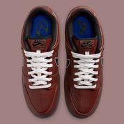 Sneakers Nike SB Dunk Low Limosine Skateboards en cuir lisse et daim premium, avec détails graphiques exclusifs, amorti Zoom Air intégré et semelle haute adhérence skate.