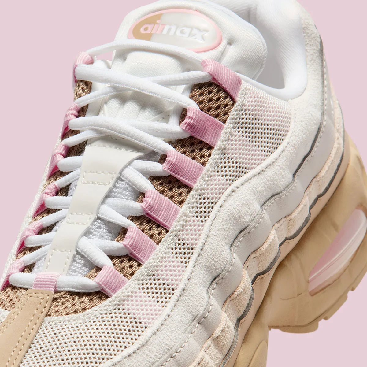 Sneakers Nike Air Max 95 OG Big Bubble Linen en mesh et suède beige avec unités Air visibles surdimensionnées et design ondulé iconique.Vue zoomer arrière 