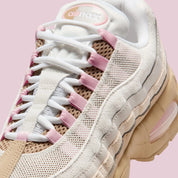 Sneakers Nike Air Max 95 OG Big Bubble Linen en mesh et suède beige avec unités Air visibles surdimensionnées et design ondulé iconique.Vue zoomer arrière 