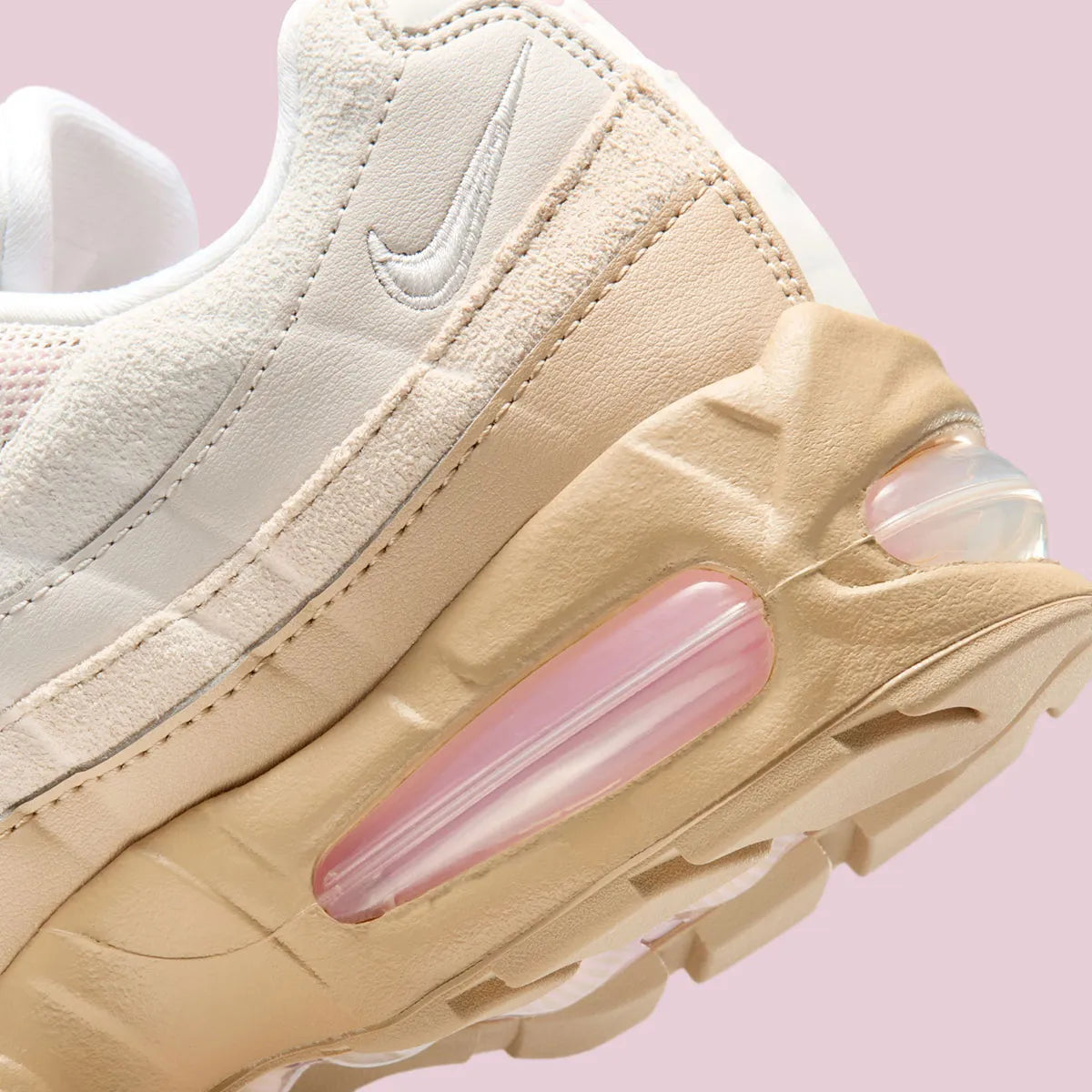 Sneakers Nike Air Max 95 OG Big Bubble Linen en mesh et suède beige avec unités Air visibles surdimensionnées et design ondulé iconique.Vue zoomer arrière 