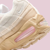 Sneakers Nike Air Max 95 OG Big Bubble Linen en mesh et suède beige avec unités Air visibles surdimensionnées et design ondulé iconique.Vue zoomer arrière 