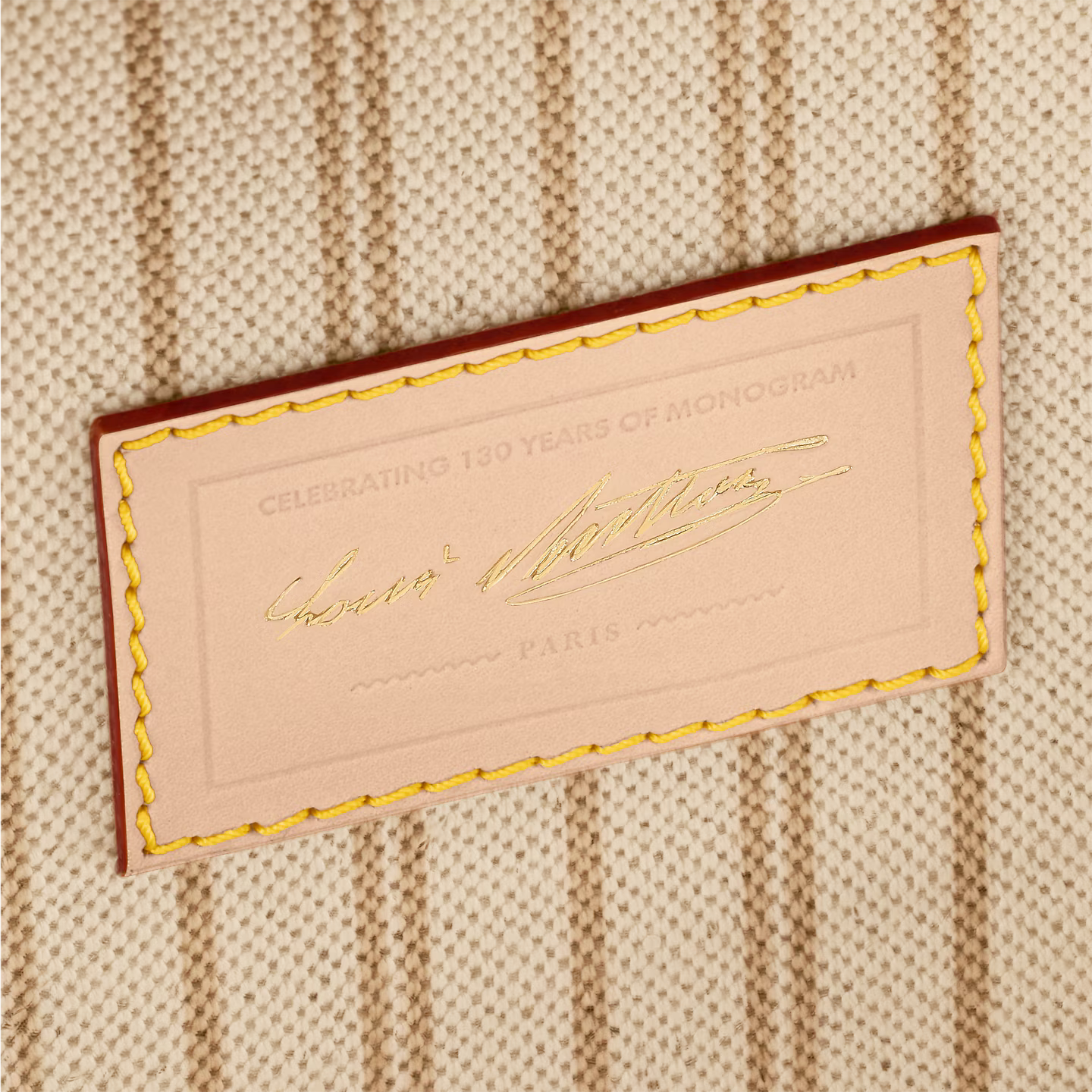 Louis Vuitton Blooming Box, boîte à bijoux rigide en toile Monogram marron en forme de fleur avec cuir et serrure S dorée.