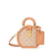 Louis Vuitton Boite Chapeau PM, sac arrondi en toile Monogram marron avec cuir noir, poignée supérieure, fermoir doré et bandoulière.