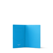 Louis Vuitton Pool Passport Cover Blue Lagoon, porte-passeport bleu en toile Monogram avec scène sportive miniature et intérieur en cuir.
