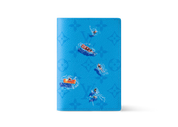 Louis Vuitton Pool Passport Cover Blue Lagoon, porte-passeport bleu en toile Monogram avec scène sportive miniature et intérieur en cuir.