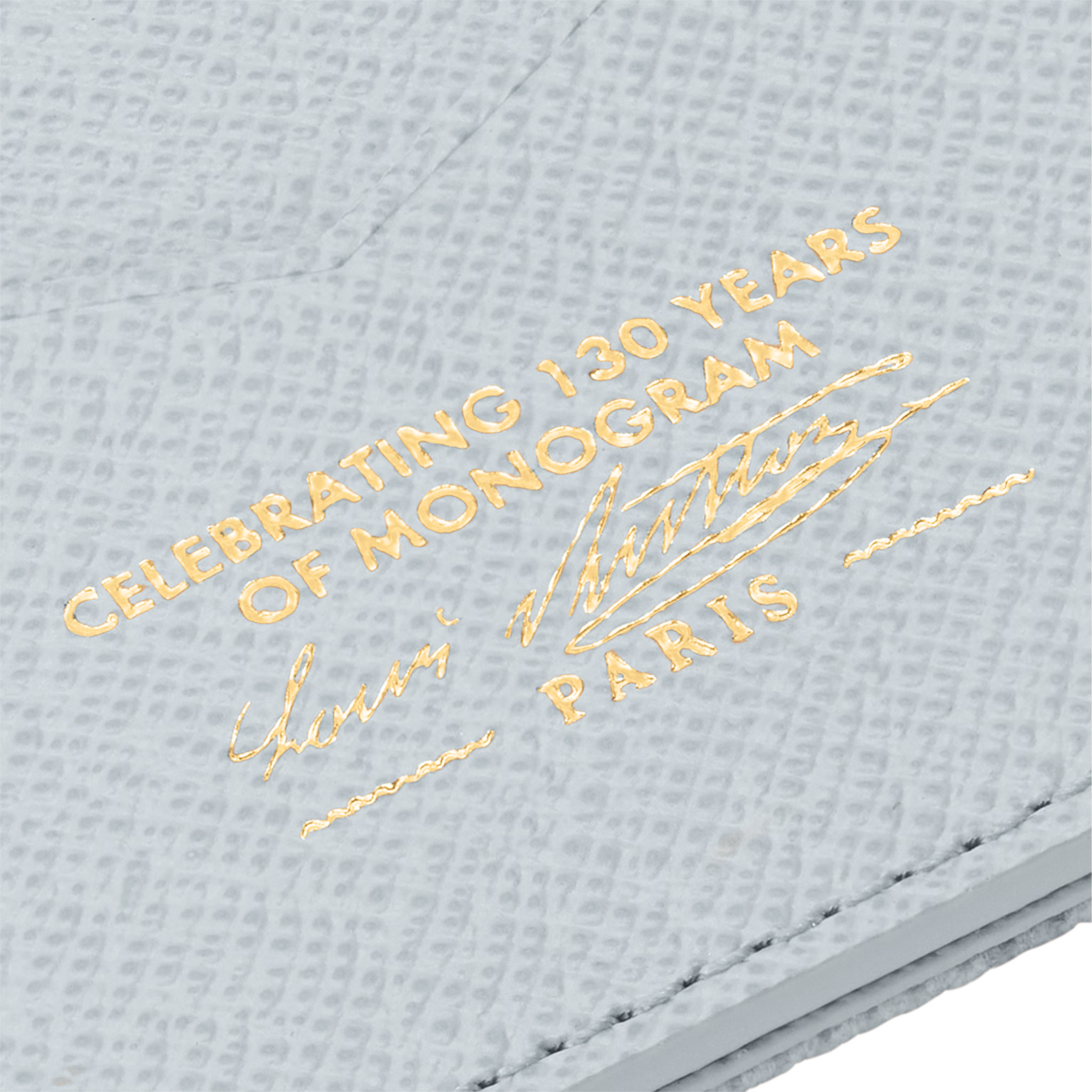 Louis Vuitton Passport Cover, porte-passeport marron en toile Monogram avec motif LV, intérieur en cuir et compartiments pour cartes.