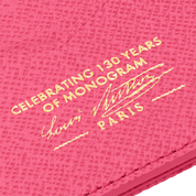 Louis Vuitton Passport Cover, porte-passeport marron en toile Monogram avec motif LV, intérieur en cuir et compartiments pour cartes.