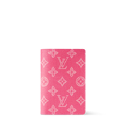 Louis Vuitton Passport Cover, porte-passeport marron en toile Monogram avec motif LV, intérieur en cuir et compartiments pour cartes.
