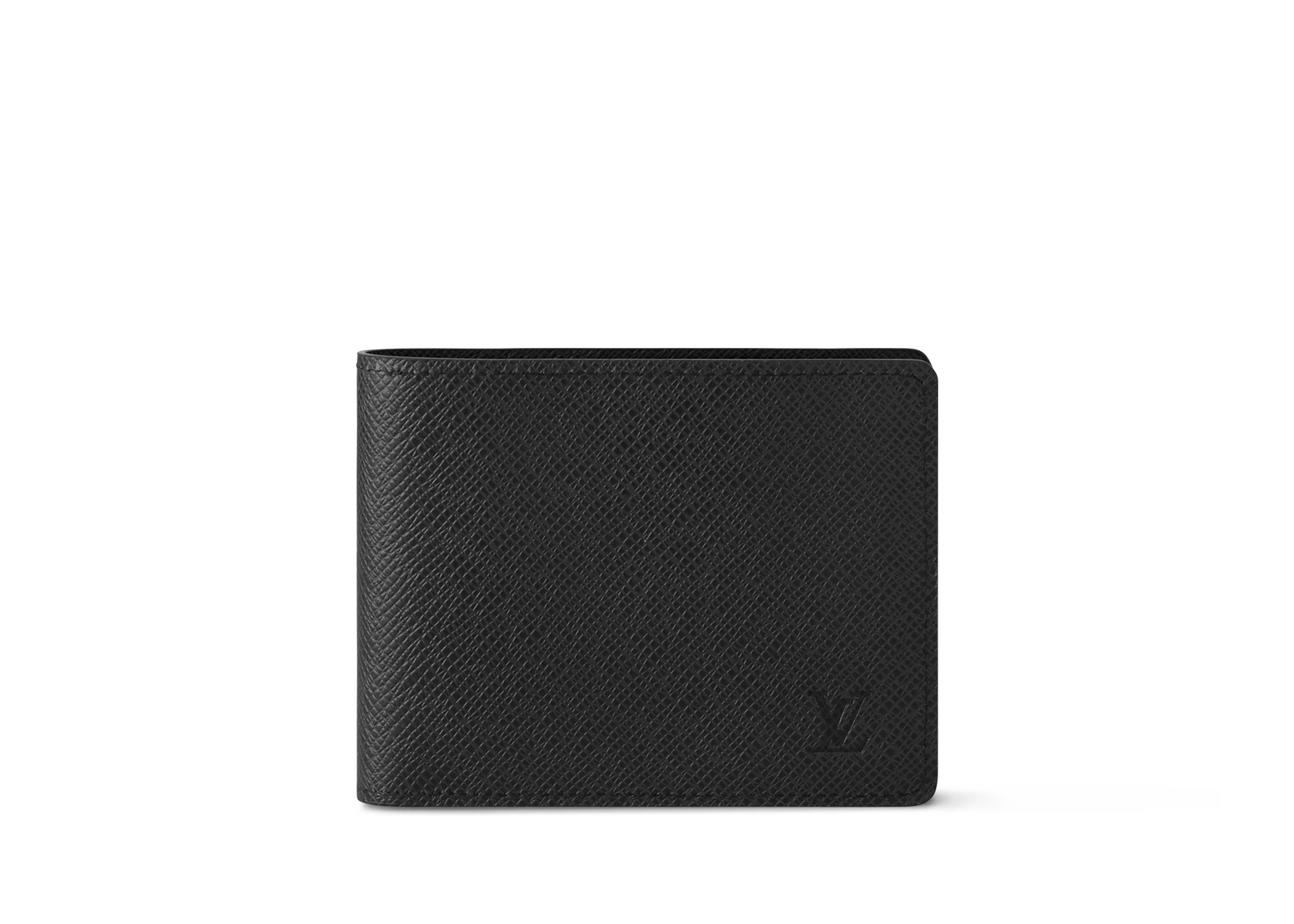 Louis Vuitton Multiple Wallet Taiga Black en cuir Taïga noir grainé, format compact à deux volets avec trois fentes pour cartes.