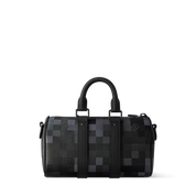 Louis Vuitton Keepall Bandoulière 25 Black en cuir de veau Monogram embossé noir avec poignées roulées, bandoulière réglable et amovible, fermeture zippée à double curseur et finitions métalliques.