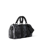 Louis Vuitton Keepall Bandoulière 25 Black en cuir de veau Monogram embossé noir avec poignées roulées, bandoulière réglable et amovible, fermeture zippée à double curseur et finitions métalliques.
