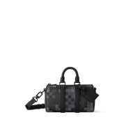 Louis Vuitton Keepall Bandoulière 25 Black en cuir de veau Monogram embossé noir avec poignées roulées, bandoulière réglable et amovible, fermeture zippée à double curseur et finitions métalliques.