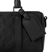 Louis Vuitton Keepall Bandoulière 25 Monogram Embossed Black en cuir de veau grainé embossé Monogram noir avec poignées roulées, bandoulière amovible, fermeture zippée et finitions métalliques.