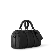 Louis Vuitton Keepall Bandoulière 25 Monogram Embossed Black en cuir de veau grainé embossé Monogram noir avec poignées roulées, bandoulière amovible, fermeture zippée et finitions métalliques.