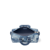 Louis Vuitton Keepall Bandoulière 25 Indigo Blue en cuir de veau grainé embossé Monogram bleu indigo avec poignées roulées, bandoulière amovible, fermeture zippée à double curseur et finitions métalliques.