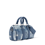 Louis Vuitton Keepall Bandoulière 25 Indigo Blue en cuir de veau grainé embossé Monogram bleu indigo avec poignées roulées, bandoulière amovible, fermeture zippée à double curseur et finitions métalliques.