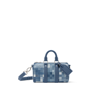 Louis Vuitton Keepall Bandoulière 25 Indigo Blue en cuir de veau grainé embossé Monogram bleu indigo avec poignées roulées, bandoulière amovible, fermeture zippée à double curseur et finitions métalliques.