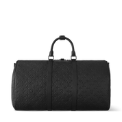Louis Vuitton Keepall Bandoulière 50 Monogram Shadow Black en cuir de veau Monogram Shadow noir embossé avec poignées roulées, bandoulière amovible, fermeture zippée et finitions métalliques noires.
