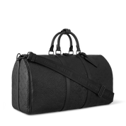 Louis Vuitton Keepall Bandoulière 50 Monogram Shadow Black en cuir de veau Monogram Shadow noir embossé avec poignées roulées, bandoulière amovible, fermeture zippée et finitions métalliques noires.