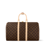 Découvrez le Louis Vuitton Keepall Bandoulière Monogram 45 Brown, un sac de voyage iconique en toile Monogram avec garnitures en cuir naturel, bandoulière amovible et format idéal pour les courts séjours.