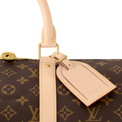 Découvrez le Louis Vuitton Keepall Bandoulière Monogram 45 Brown, un sac de voyage iconique en toile Monogram avec garnitures en cuir naturel, bandoulière amovible et format idéal pour les courts séjours.