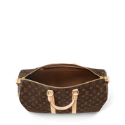 Découvrez le Louis Vuitton Keepall Bandoulière Monogram 45 Brown, un sac de voyage iconique en toile Monogram avec garnitures en cuir naturel, bandoulière amovible et format idéal pour les courts séjours.