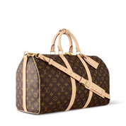Découvrez le Louis Vuitton Keepall Bandoulière Monogram 45 Brown, un sac de voyage iconique en toile Monogram avec garnitures en cuir naturel, bandoulière amovible et format idéal pour les courts séjours.