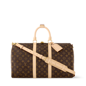 Découvrez le Louis Vuitton Keepall Bandoulière Monogram 45 Brown, un sac de voyage iconique en toile Monogram avec garnitures en cuir naturel, bandoulière amovible et format idéal pour les courts séjours.