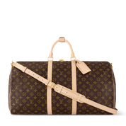 Louis Vuitton Keepall Bandoulière Monogram 55 Brown en toile Monogram marron avec garnitures en cuir naturel, poignées roulées, bandoulière réglable et amovible, fermeture zippée à double curseur et finitions métalliques.