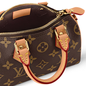 Louis Vuitton Nano Speedy Monogram Canvas Brown, mini sac marron en toile Monogram avec poignées en cuir et bandoulière ajustable.
