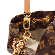Louis Vuitton Noe Trunk, sac seau en toile Monogram marron avec cuir, coins métalliques dorés, chaîne tressée et cordon coulissant.