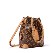 Louis Vuitton Noe Trunk, sac seau en toile Monogram marron avec cuir, coins métalliques dorés, chaîne tressée et cordon coulissant.