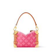 Louis Vuitton Side Trunk PM, sac rectangulaire en toile Monogram marron avec cuir, coins renforcés, serrure S dorée et bandoulière.
