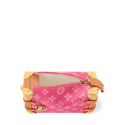 Louis Vuitton Side Trunk PM, sac rectangulaire en toile Monogram marron avec cuir, coins renforcés, serrure S dorée et bandoulière.