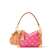 Louis Vuitton Side Trunk PM, sac rectangulaire en toile Monogram marron avec cuir, coins renforcés, serrure S dorée et bandoulière.