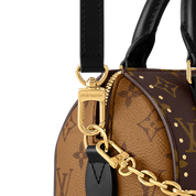 Louis Vuitton Speedy Trunk 20, sac en toile Monogram Ébène avec poignées en cuir lisse, chaîne dorée, cadenas et bandoulière ajustable.
