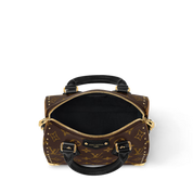 Louis Vuitton Speedy Trunk 20, sac en toile Monogram Ébène avec poignées en cuir lisse, chaîne dorée, cadenas et bandoulière ajustable.