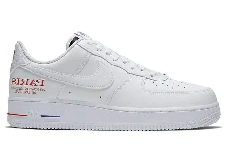 Nike Air Force 1 Low NBA Paris Game, sneaker Nike Air Force 1 Low inspirée du NBA Paris Game avec amorti Nike Air et finitions premium vue de profil. 