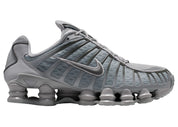 Nike Shox TL Wolf Grey Iron Grey avec tige en mesh respirant, renforts synthétiques Wolf Grey et Iron Grey et semelle Nike Shox intégrale offrant amorti et stabilité vue de profil. 