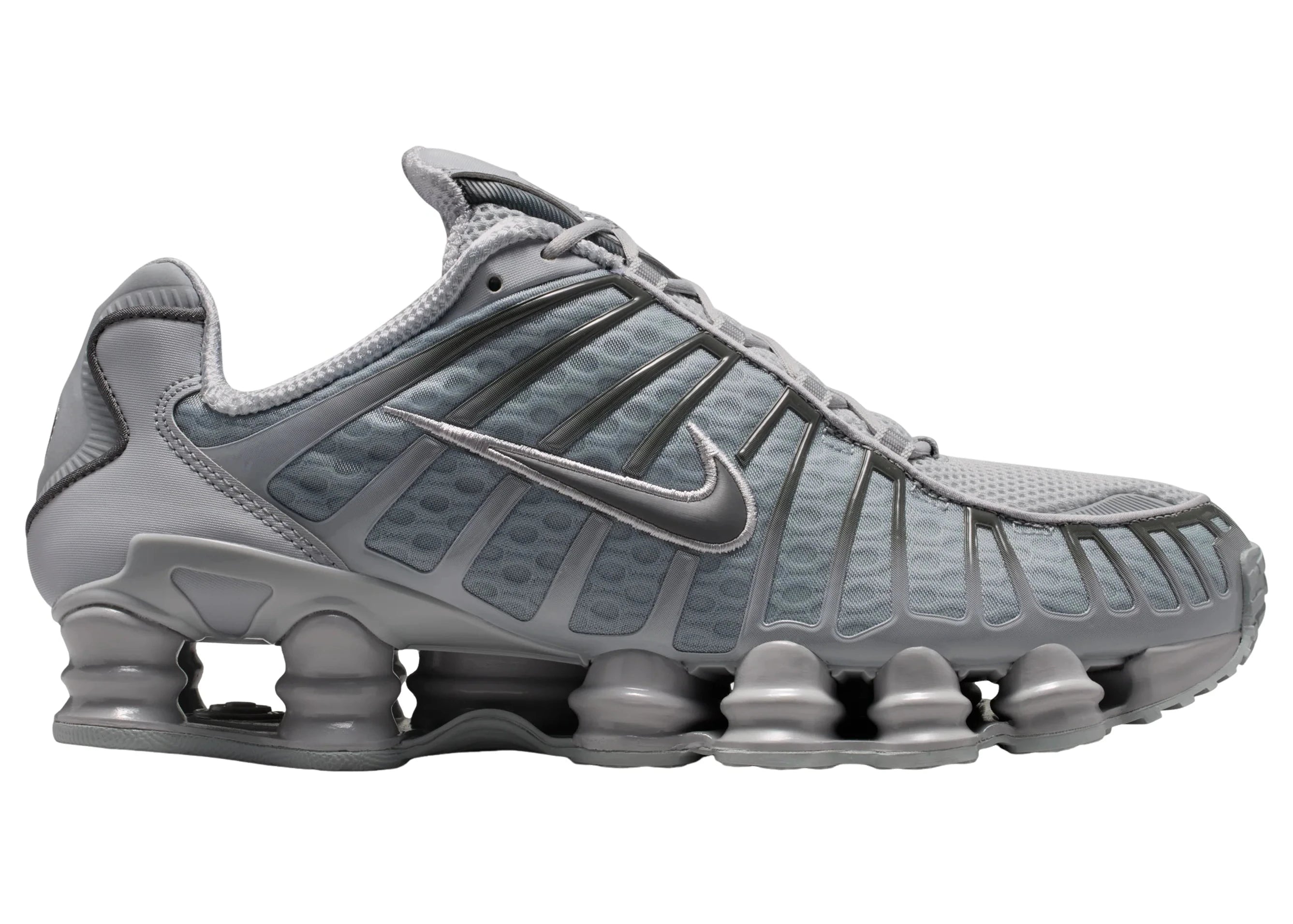 Nike Shox TL Wolf Grey Iron Grey avec tige en mesh respirant, renforts synthétiques Wolf Grey et Iron Grey et semelle Nike Shox intégrale offrant amorti et stabilité vue de profil. 