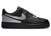 Nike Air Force 1 Low 3M Black, sneaker noire en cuir avec Swoosh argenté et empiècements réfléchissants 3M Metallic Silver vue de profil. 