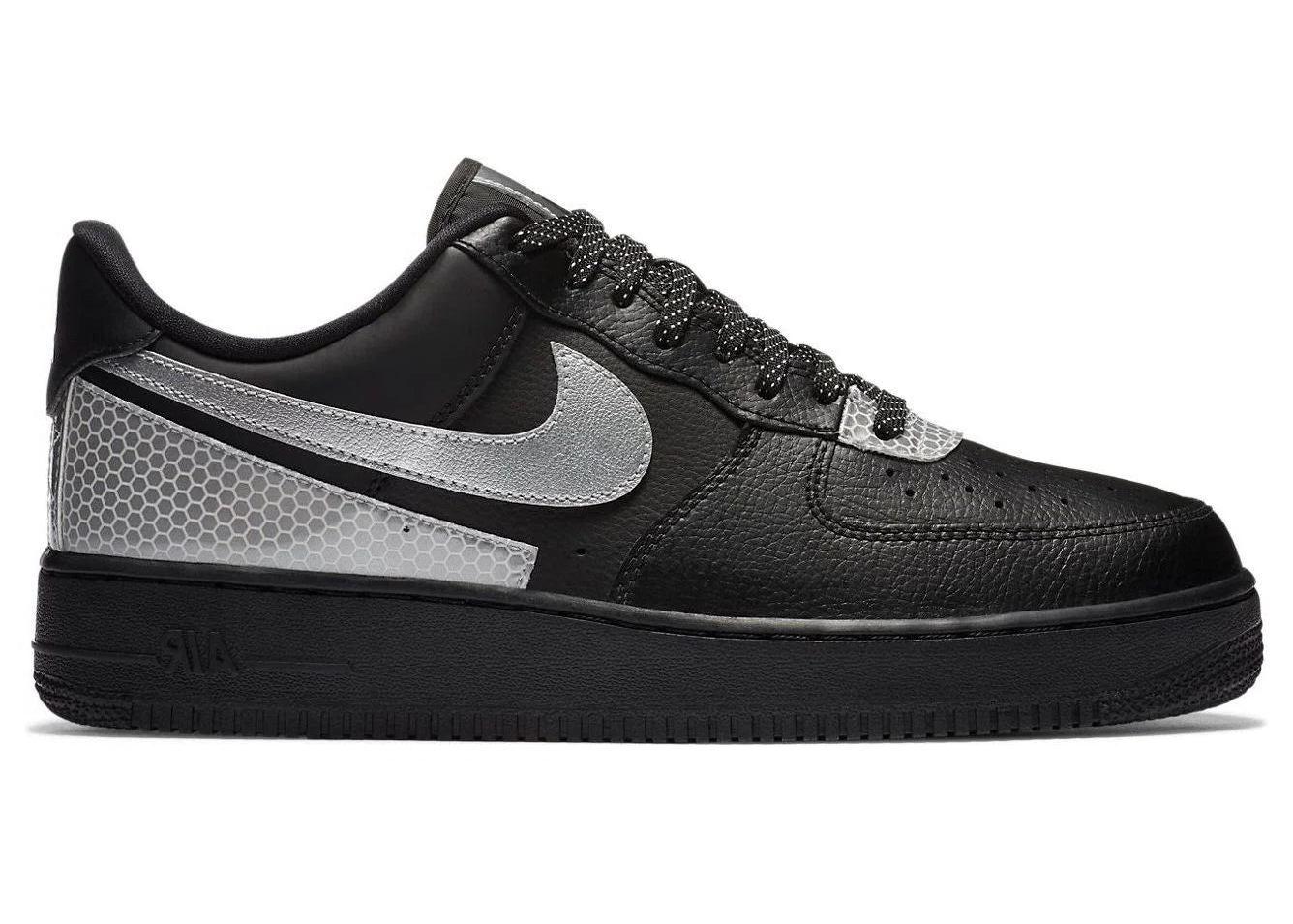 Nike Air Force 1 Low 3M Black, sneaker noire en cuir avec Swoosh argenté et empiècements réfléchissants 3M Metallic Silver vue de profil. 