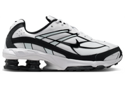 Nike Shox Ride 2 White Black avec tige en mesh respirant blanc, empiècements synthétiques noirs, amorti Nike Shox au talon et semelle extérieure en caoutchouc vue de profil. 