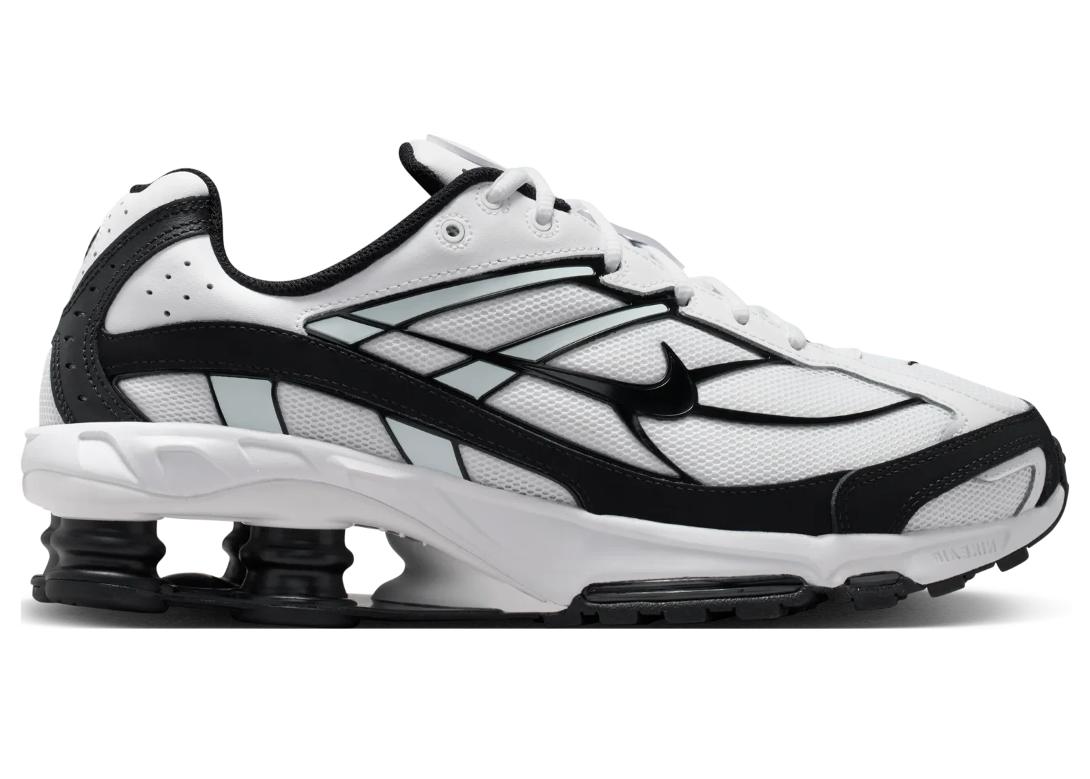 Nike Shox Ride 2 White Black avec tige en mesh respirant blanc, empiècements synthétiques noirs, amorti Nike Shox au talon et semelle extérieure en caoutchouc vue de profil. 