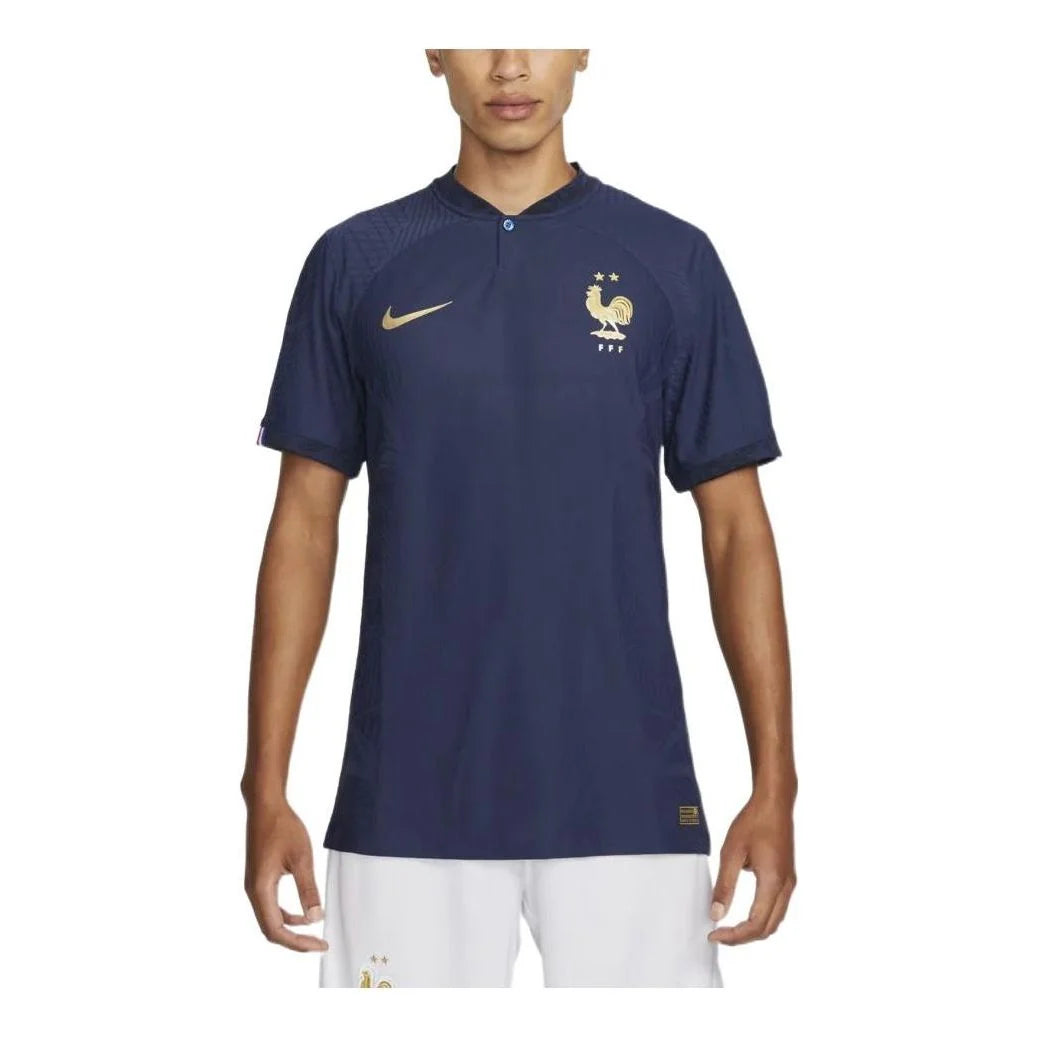 Metallic Gold, maillot domicile officiel de l'Équipe de France avec technologie Dri-FIT ADV, coloris bleu marine et détails dorés vu de face. 